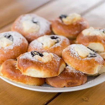 Konukevi Uhliska A Depandance Gazdovsky Dom Nemšová